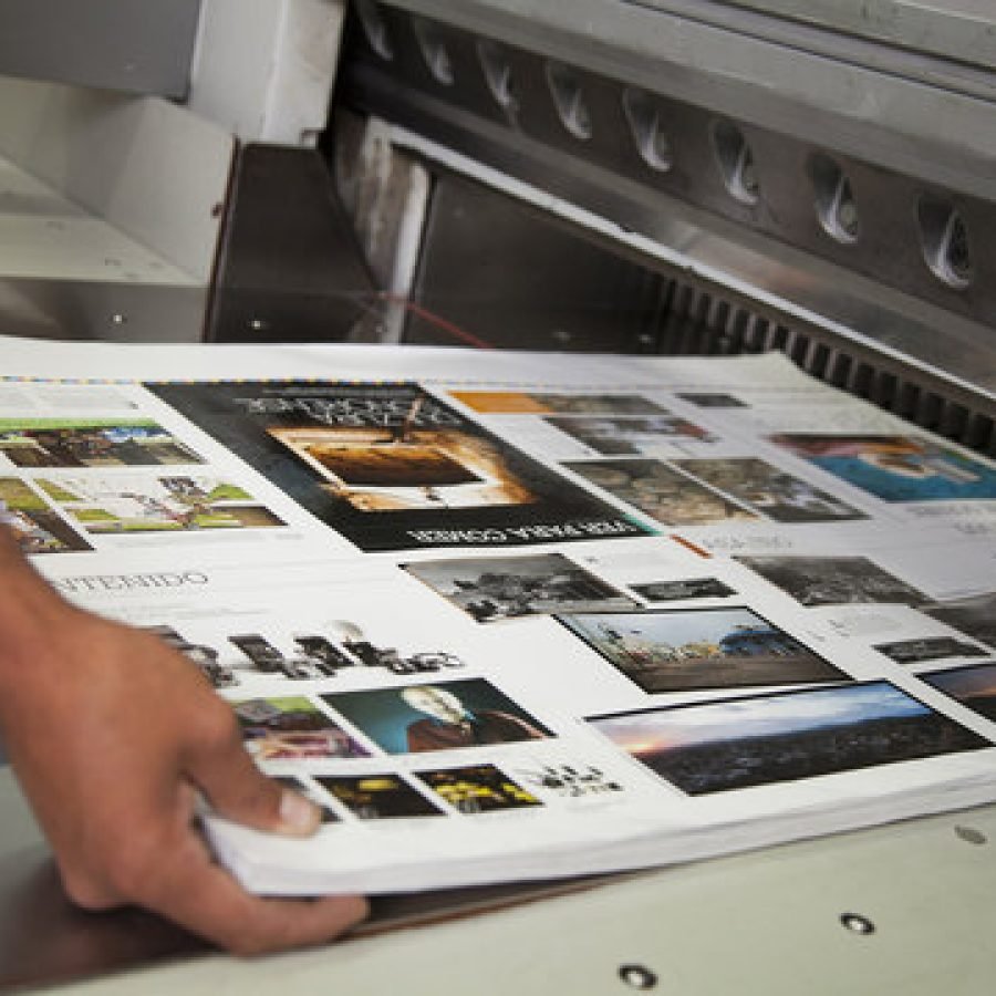 Proses finishing hasil cetak di Zona Printing